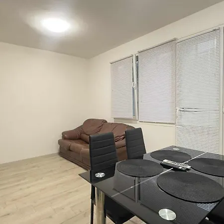 Mladost Vacation דירה וארנה